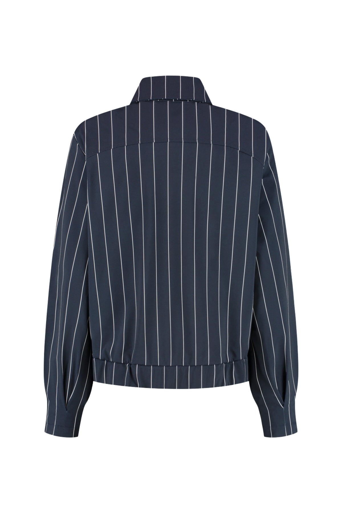 Lady Day Travel Jas Cassy in blauw en wit, lichte en stijlvolle reiskleding met capuchon en ritssluiting.