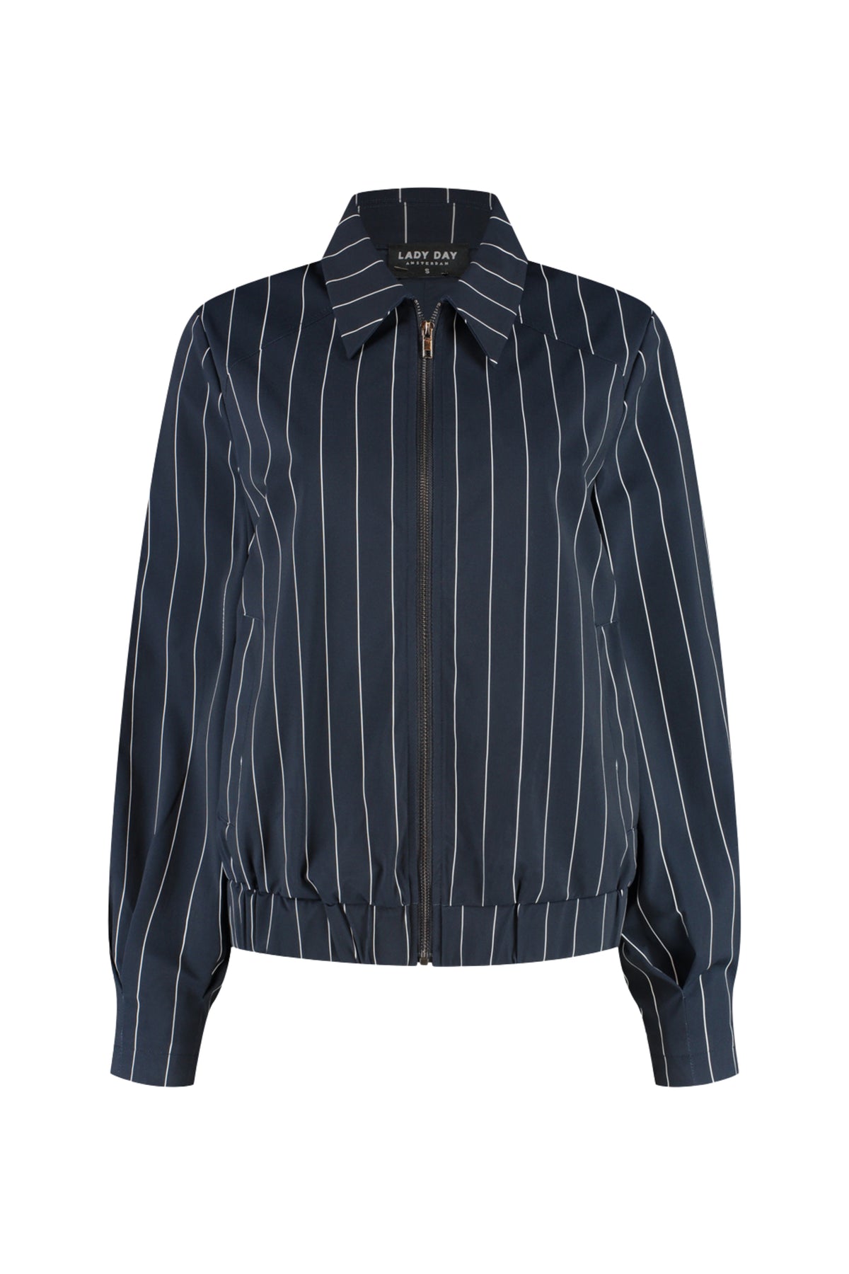 Lady Day reishandjas Cassy in blauw en wit, zicht van de voorkant met ritssluiting en comfortabele pasvorm.