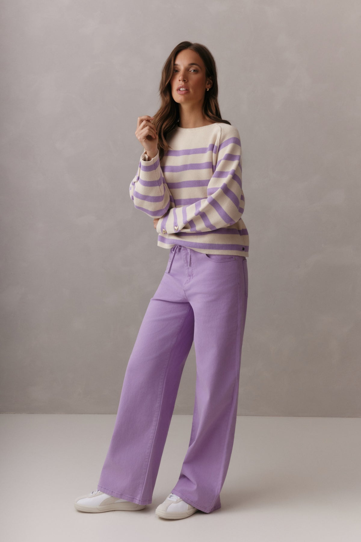 Lady Day Breton trui in cream en violet, comfortabele katoenen sweater met strepen, ronde hals en lange mouwen.