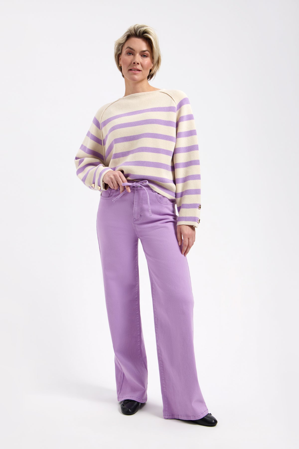 Lady Day Breton trui in cream en violet, comfortabel en stijlvol, gedragen door een model in een modieuze setting.