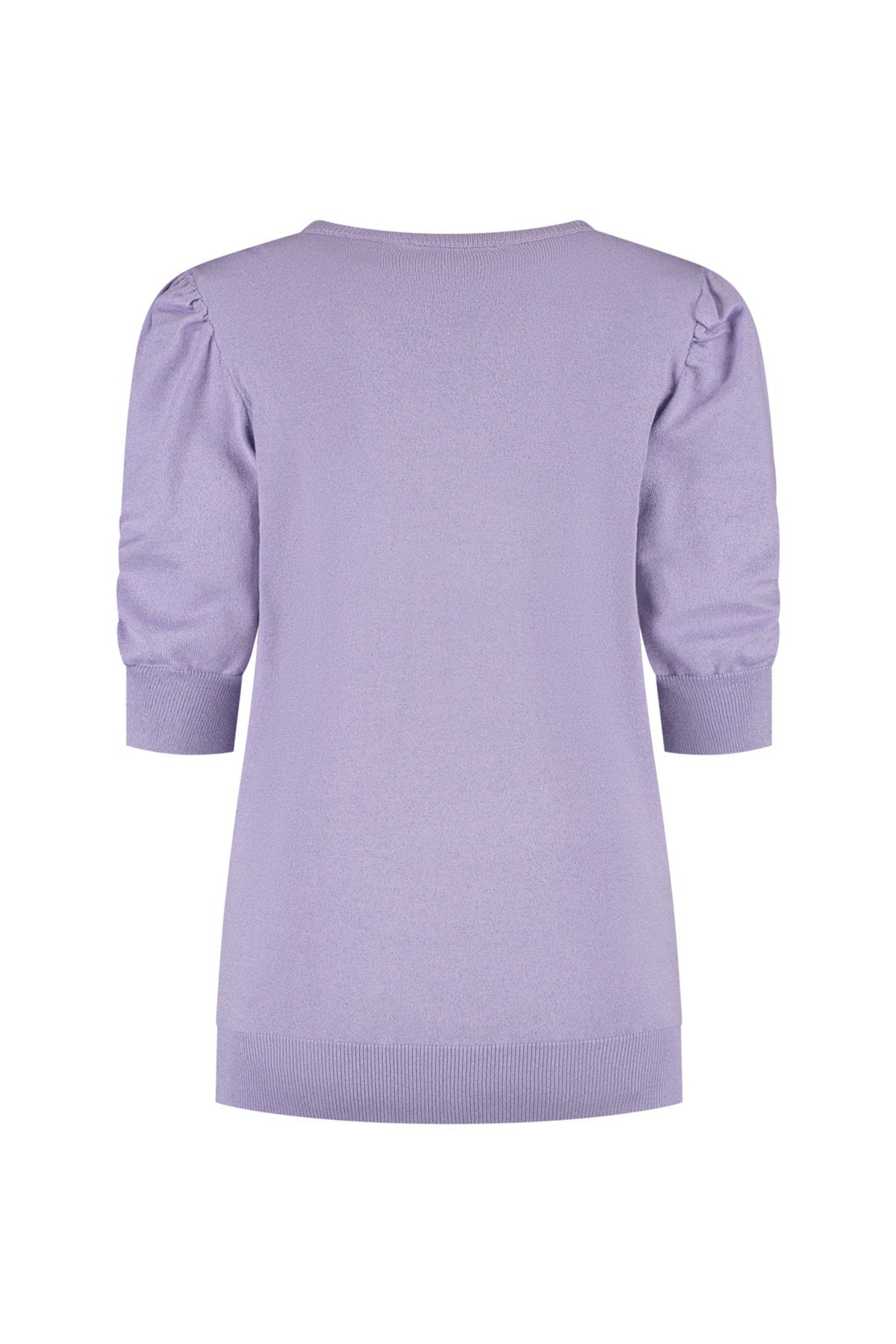 Lichte paarse Lady Day Lynn Soft trui met ronde hals, zacht en comfortabel, gedragen door een model.