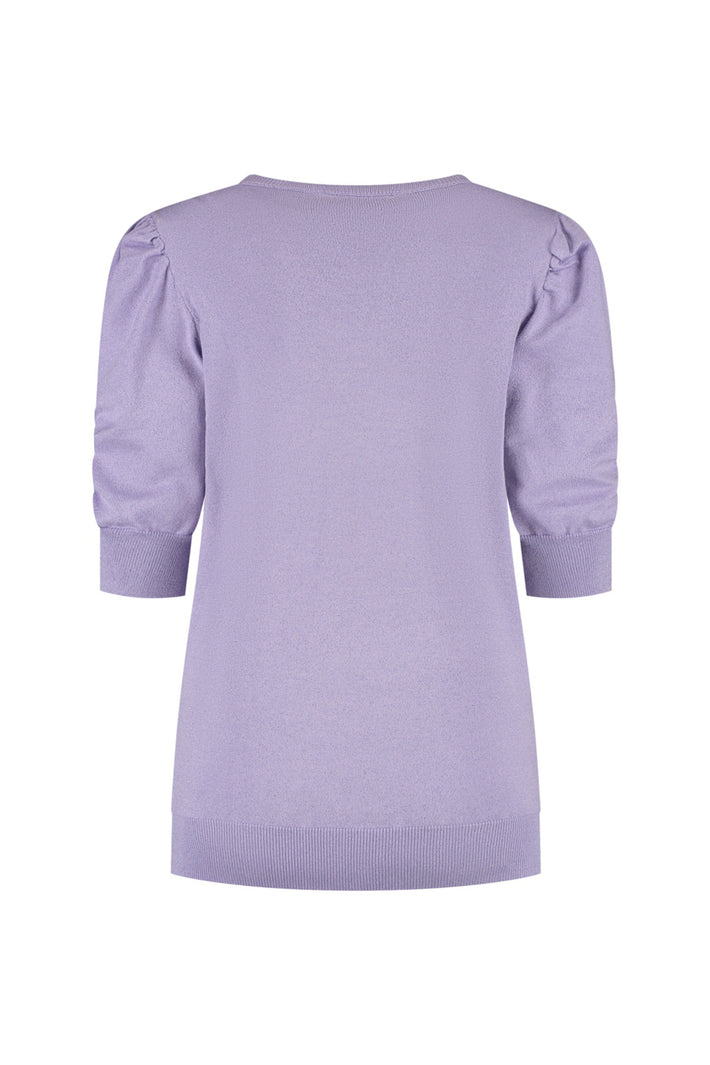 Lichte paarse Lady Day Lynn Soft trui met ronde hals, zacht en comfortabel, gedragen door een model.