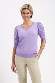Lichte paarse Lady Day trui Lynn Soft met lange mouwen en zachte stof, gedragen door een model.