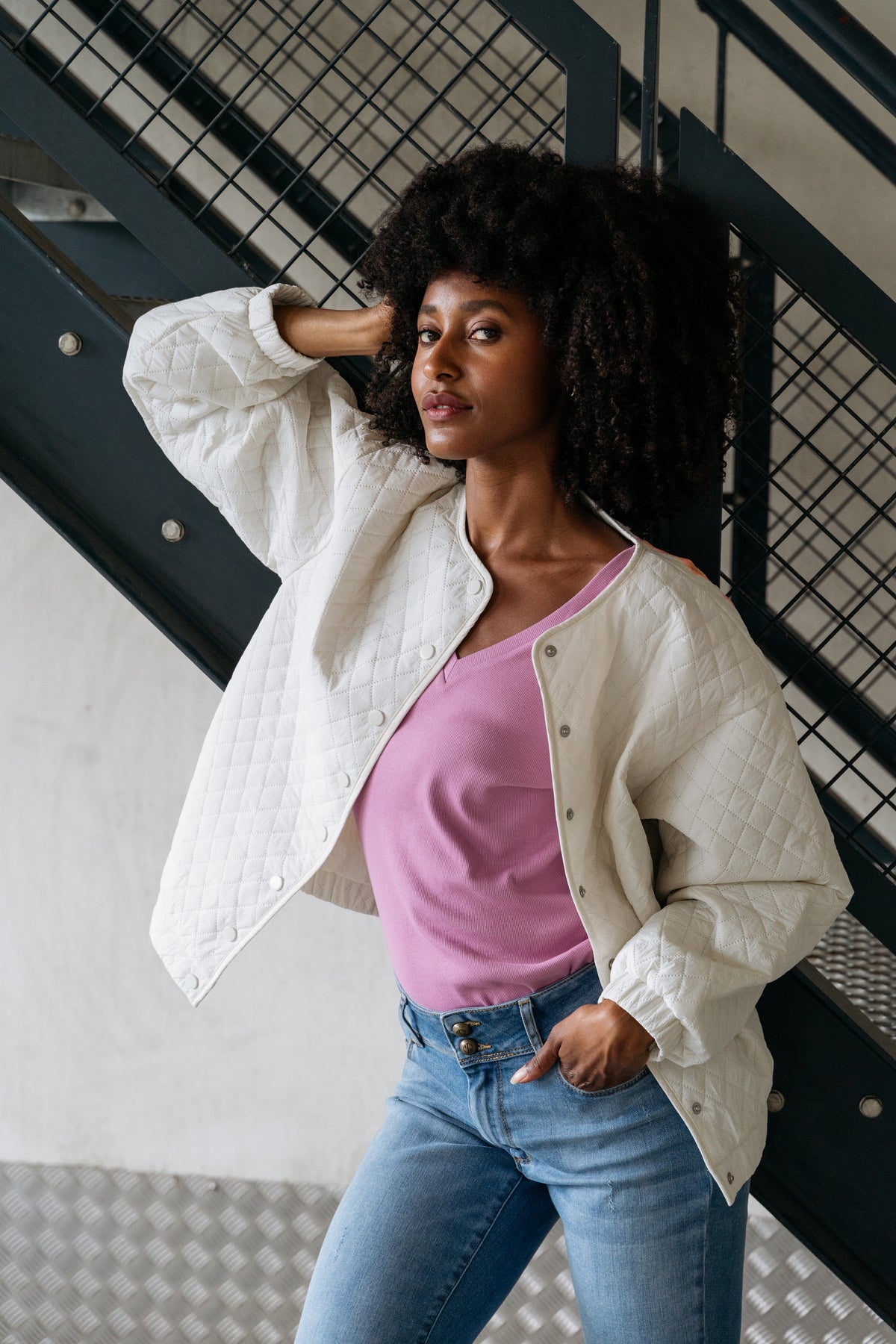 Lichtblauwe Maicazz & Zizo Jacket Matts Coconut Milk met capuchon en ritssluiting, casual stijl, gedrapeerd op een hanger.