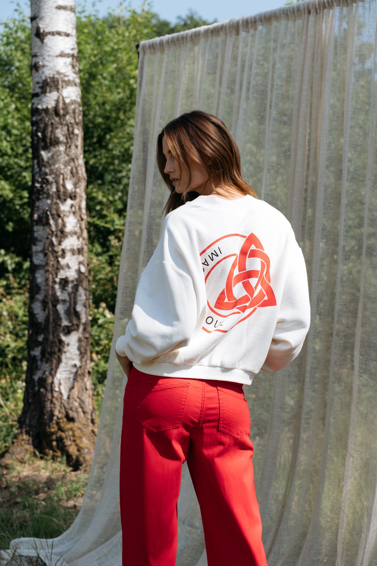 Offwhite Maicazz & Zizo Sarai trui met zachte stof, lange mouwen en ronde hals, gedragen door een model.