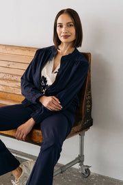 Navy blauwe reisjas van Maicazz & Zizo, Shanghai-model, met comfortabele pasvorm en praktische details.