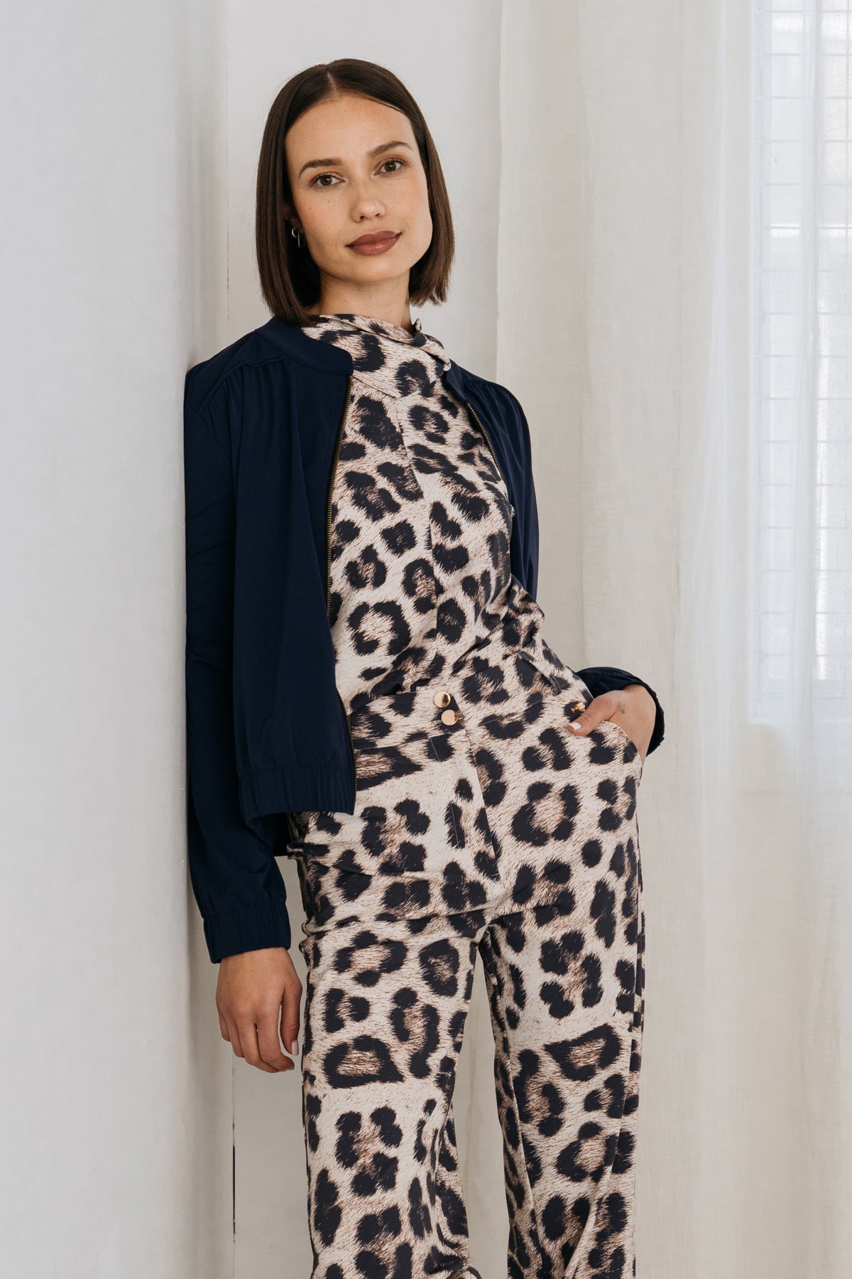 Navy blauwe reiskleding jas van Maicazz & Zizo, Shanghai model, met comfortabele pasvorm en praktische details.