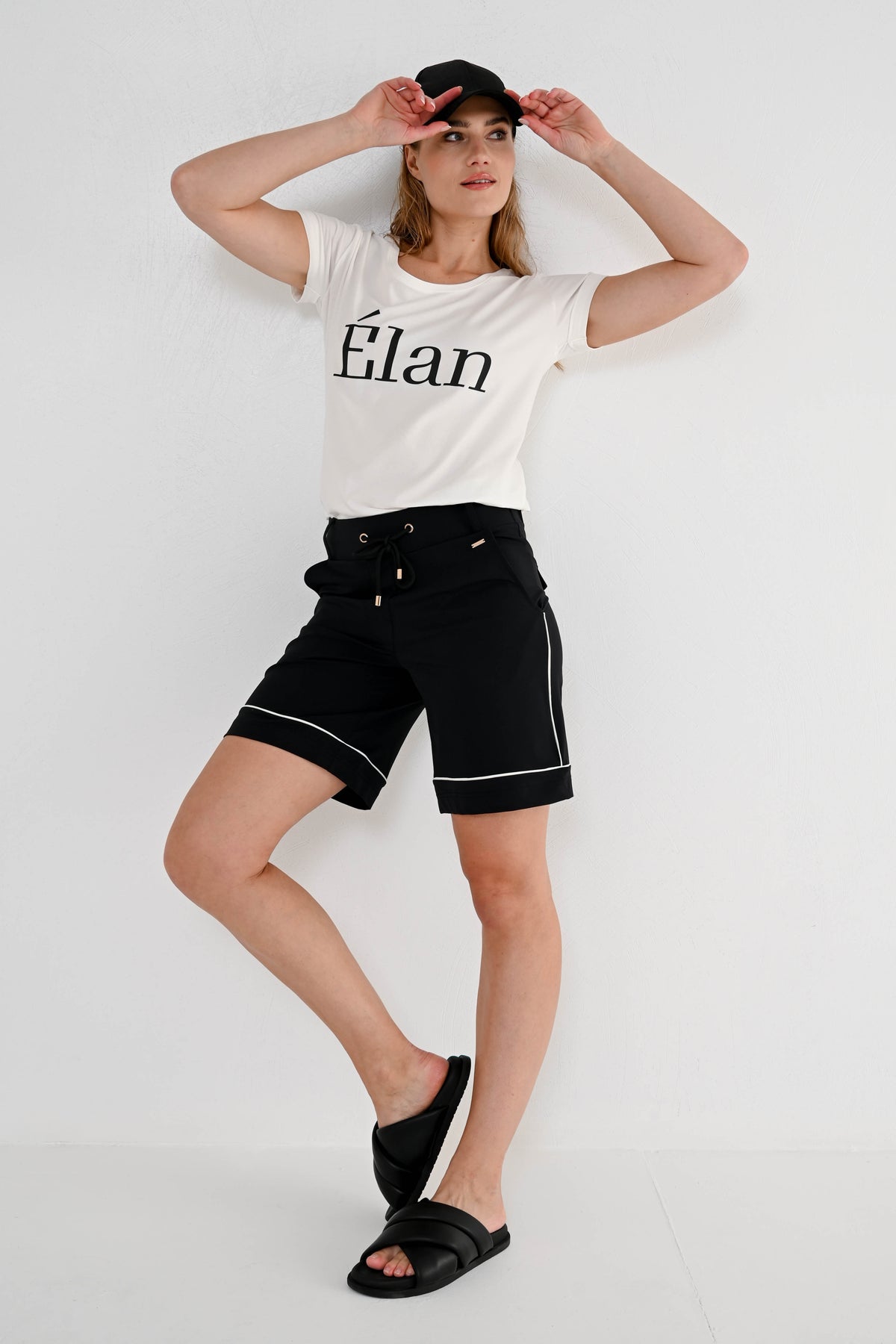 Witte Travel T-shirt Tonique van Maicazz & Zizo, casual draagbaar T-shirt met ronde hals en comfortabel fit, zichtbaar op de afbeelding.