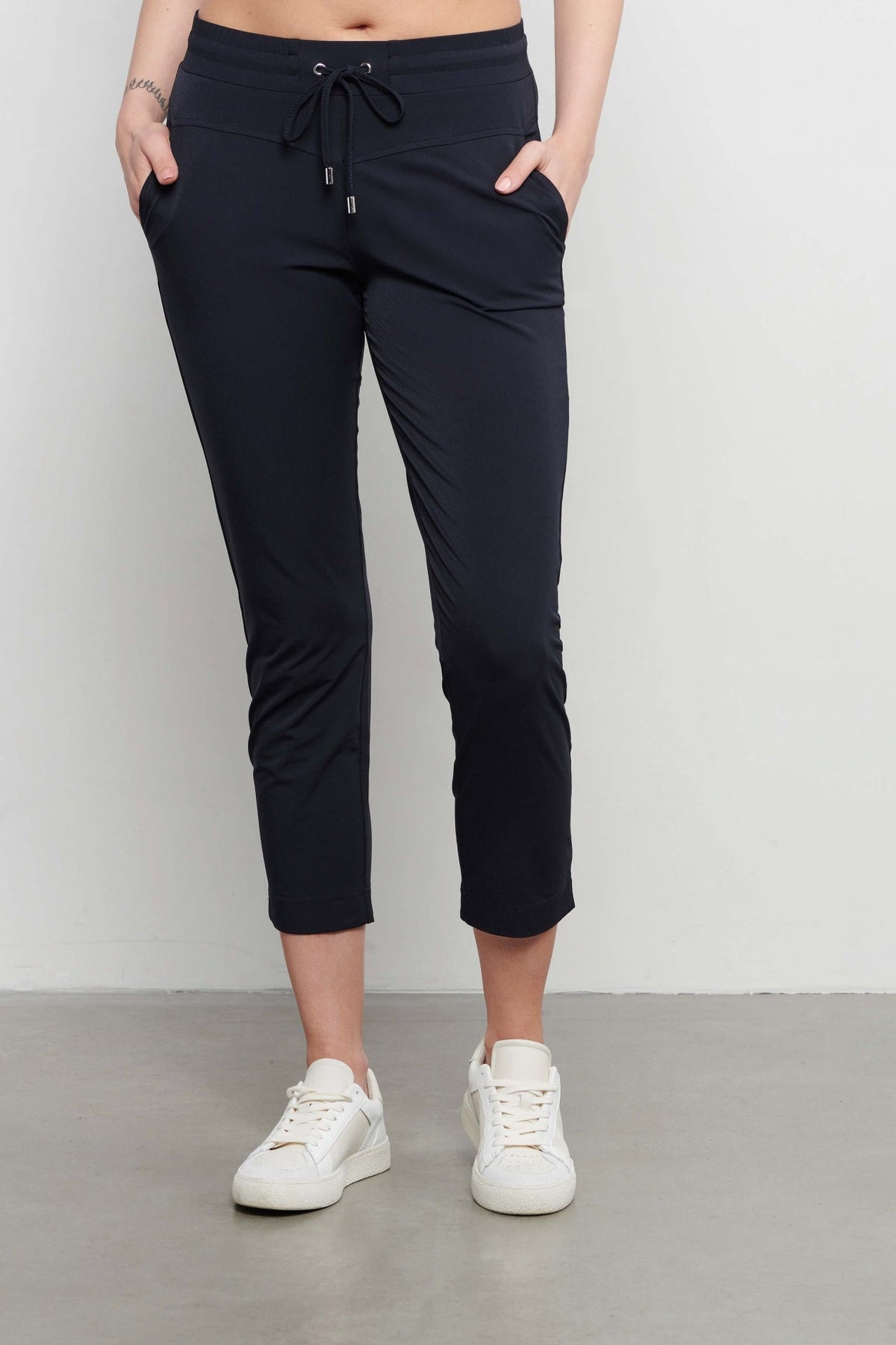 Navy travel broek van &Co woman, model Page 7/8, met comfortabele pasvorm en stijlvolle uitstraling, zichtbaar in de afbeelding.