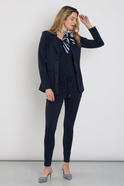 Navy blauwe Heavy Travel broek van Mi Piace met comfortabele pasvorm en praktische details, geschikt voor reizen en dagelijks gebruik.