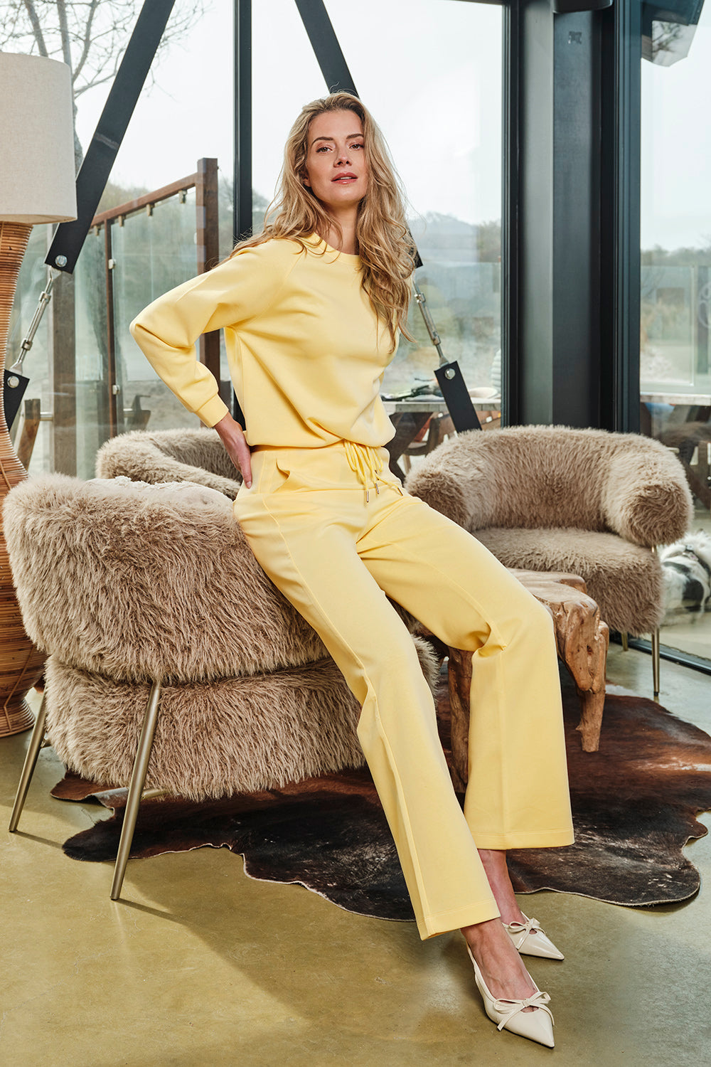 Lemon gele sweatbroek van Mi Piace met koordsluiting en comfortabele pasvorm, zichtbaar in de afbeelding.