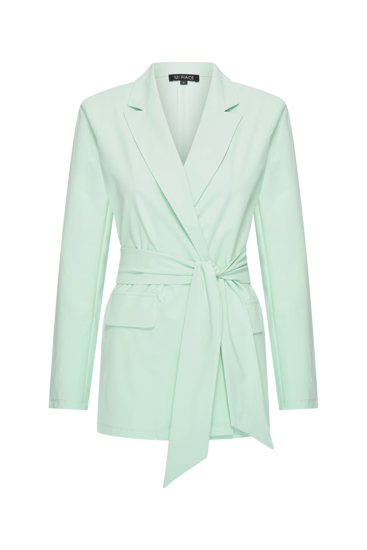 Groene Mi Piace Travel blazer met tailleband en pistachenootkleur, geschikt voor zakelijke en casual gelegenheden.