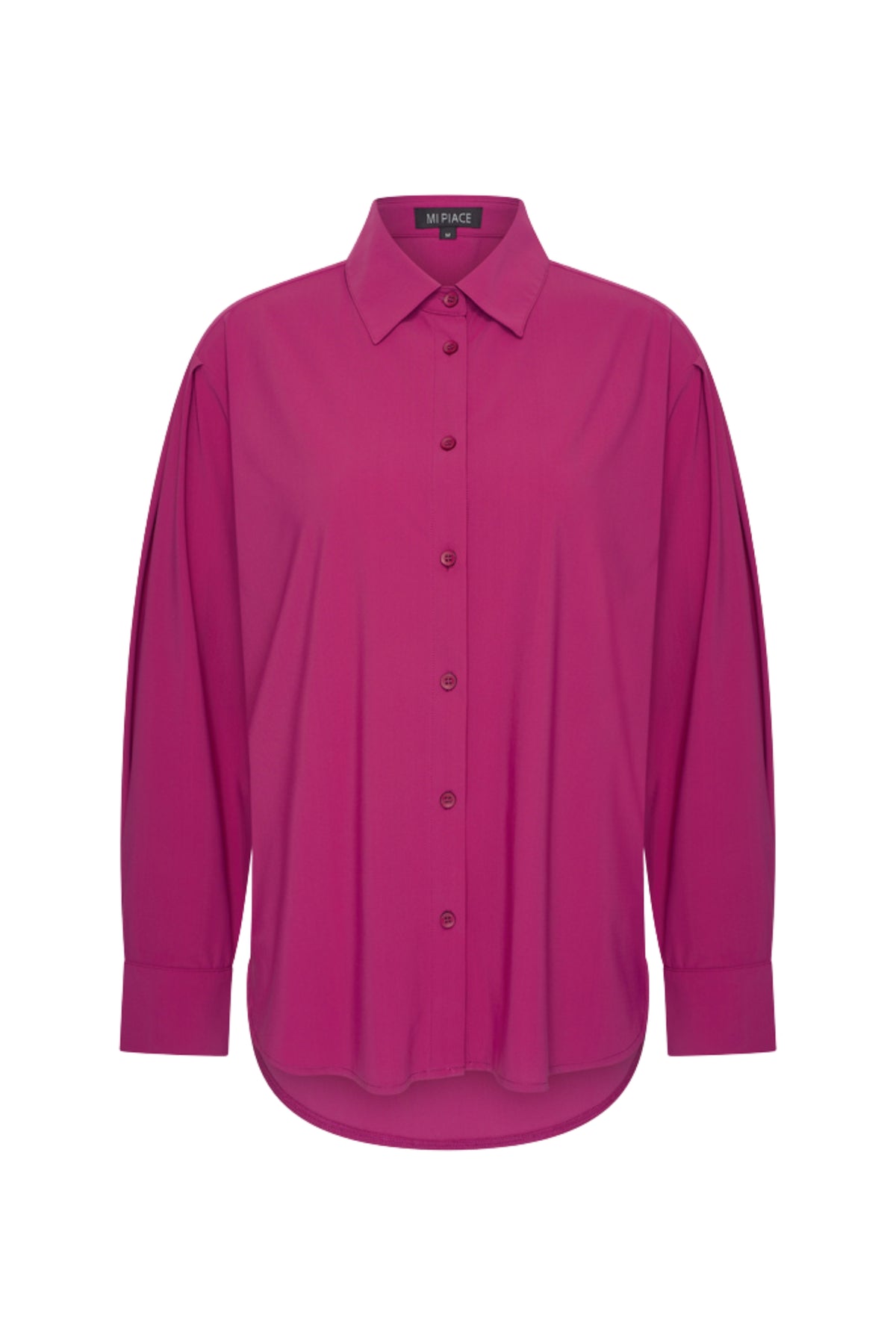 Licht paarse oversized reisblouse van Mi Piace met magenta tint, gedragen door een model, geschikt voor reizen en casual draagstijl.