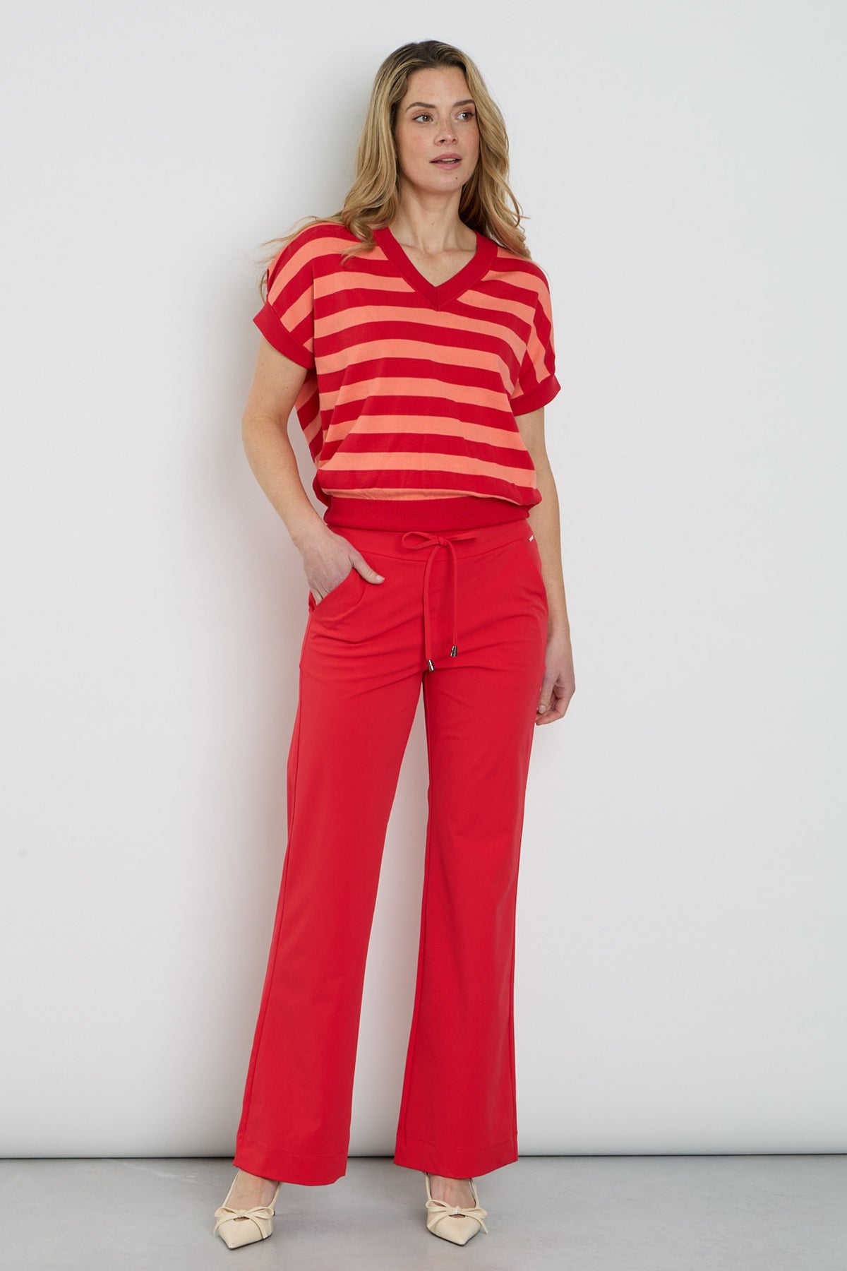 Roze flared reiskledingbroek van Mi Piace, comfortabel en stijlvol voor reizen en casual dragen.