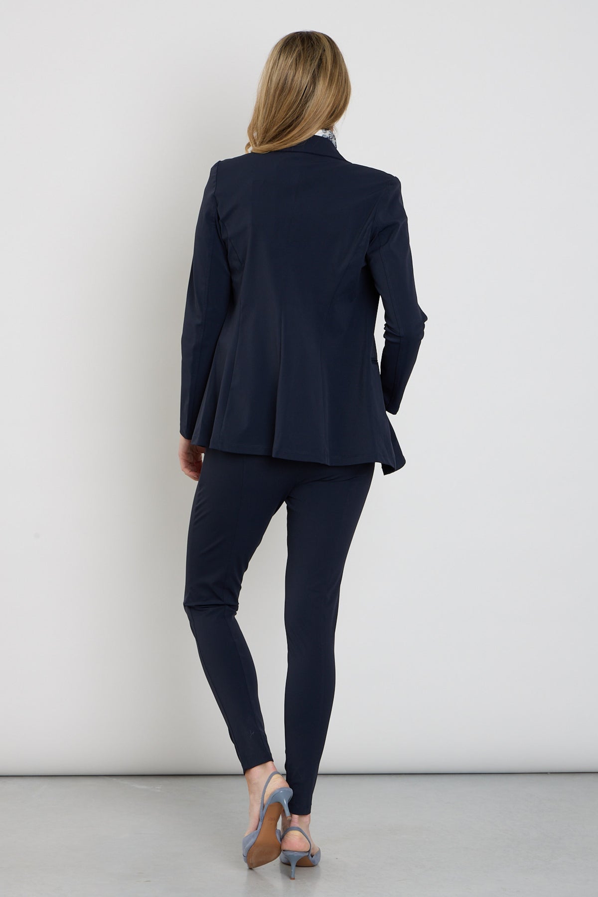 Navy blauwe reisbroek van Mi Piace met comfortabele pasvorm en praktische zakken, geschikt voor reizen en casual dragen.