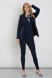 Navy blauwe reisbroek van Mi Piace, recht model met comfortabele pasvorm, zichtbaar op de afbeelding.