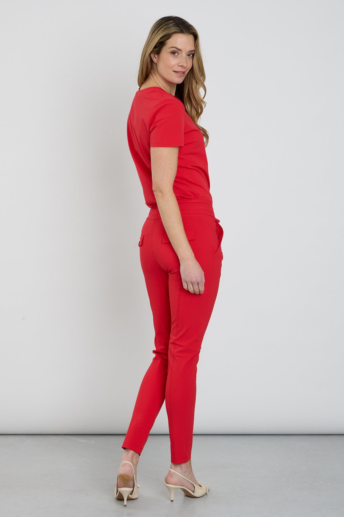 Rode reisbroek van Mi Piace met comfortabele pasvorm en praktische zakken, geschikt voor reizen en dagelijks gebruik.