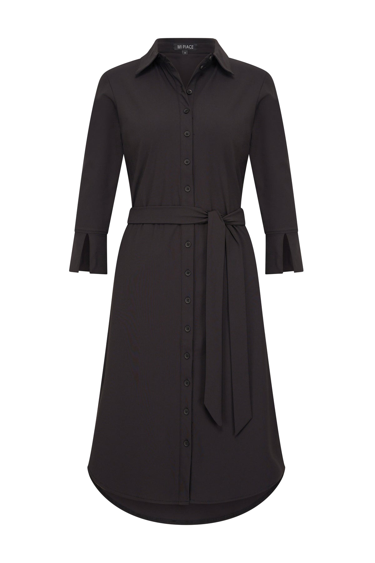 Zwarte Travel Jurk van Mi Piace, vloeiend model met korte mouwen en elegante snit voor comfortabele reisstijl.