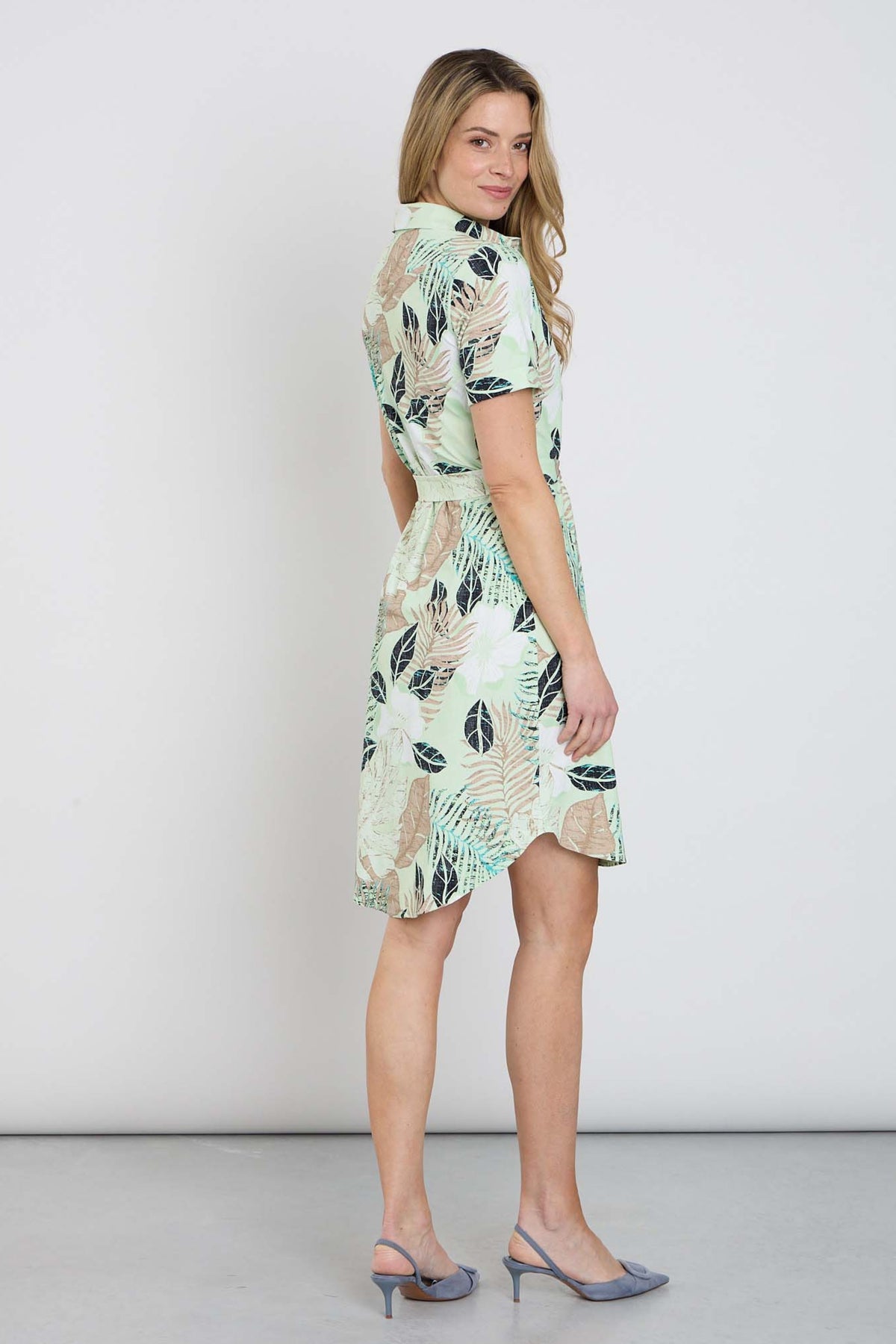 Mi Piace traveljurk met botanische print in pistachekleur, licht en comfortabel voor vakantie of casual dragen.