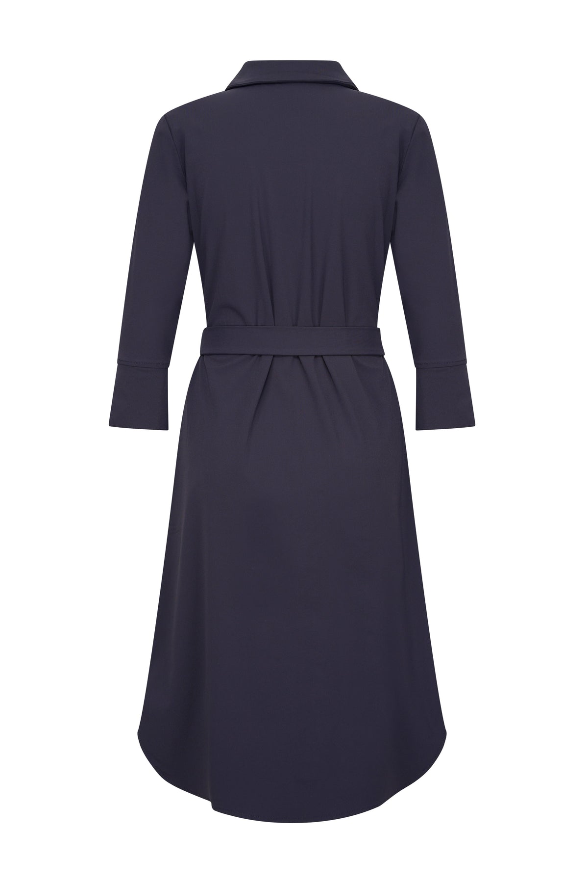 Mi Piace navy travel jurk, korte mouwen en vloeiende stof, gedragen door een model, geschikt voor reizen en casual gelegenheden.