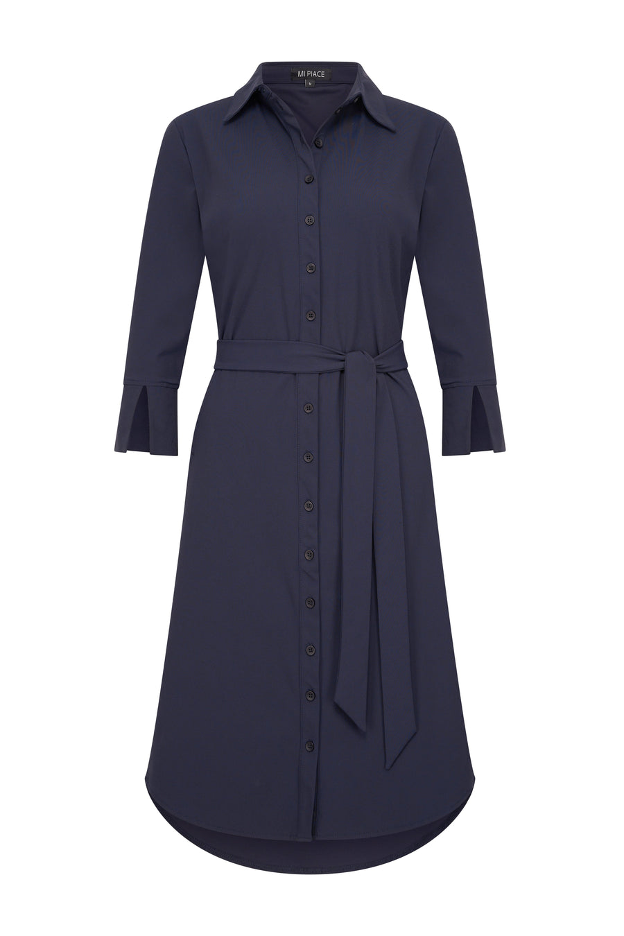 Mi Piace travel jurk in navy met comfortabele pasvorm en elegante uitstraling, geschikt voor reizen en casual gelegenheden.
