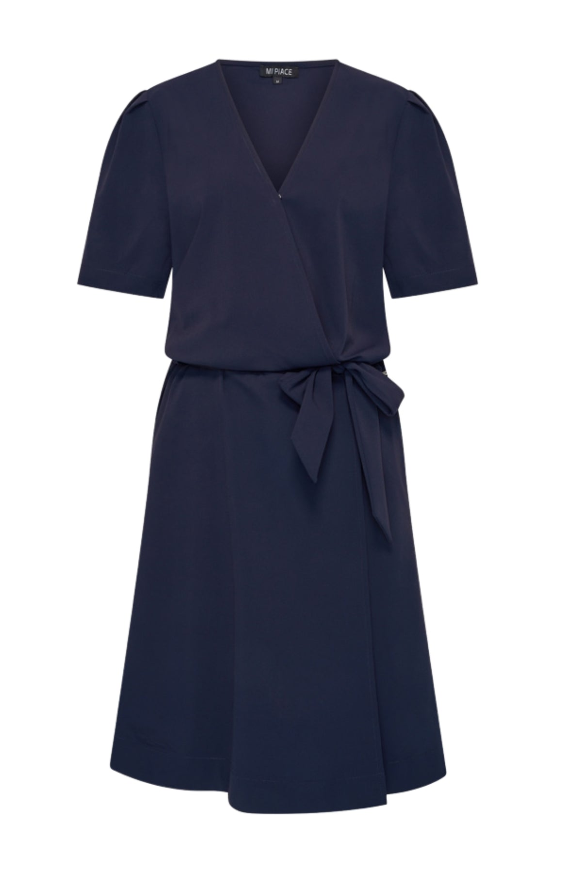 Navy blauwe wrap travel jurk van Mi Piace, zichtbaar met verstelbare taille en elegante lange mouwen.