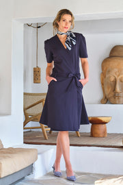 Zwarte wrap travel jurk van Mi Piace met lange mouwen en knoopdetail, geschikt voor reizen en casual gelegenheden.