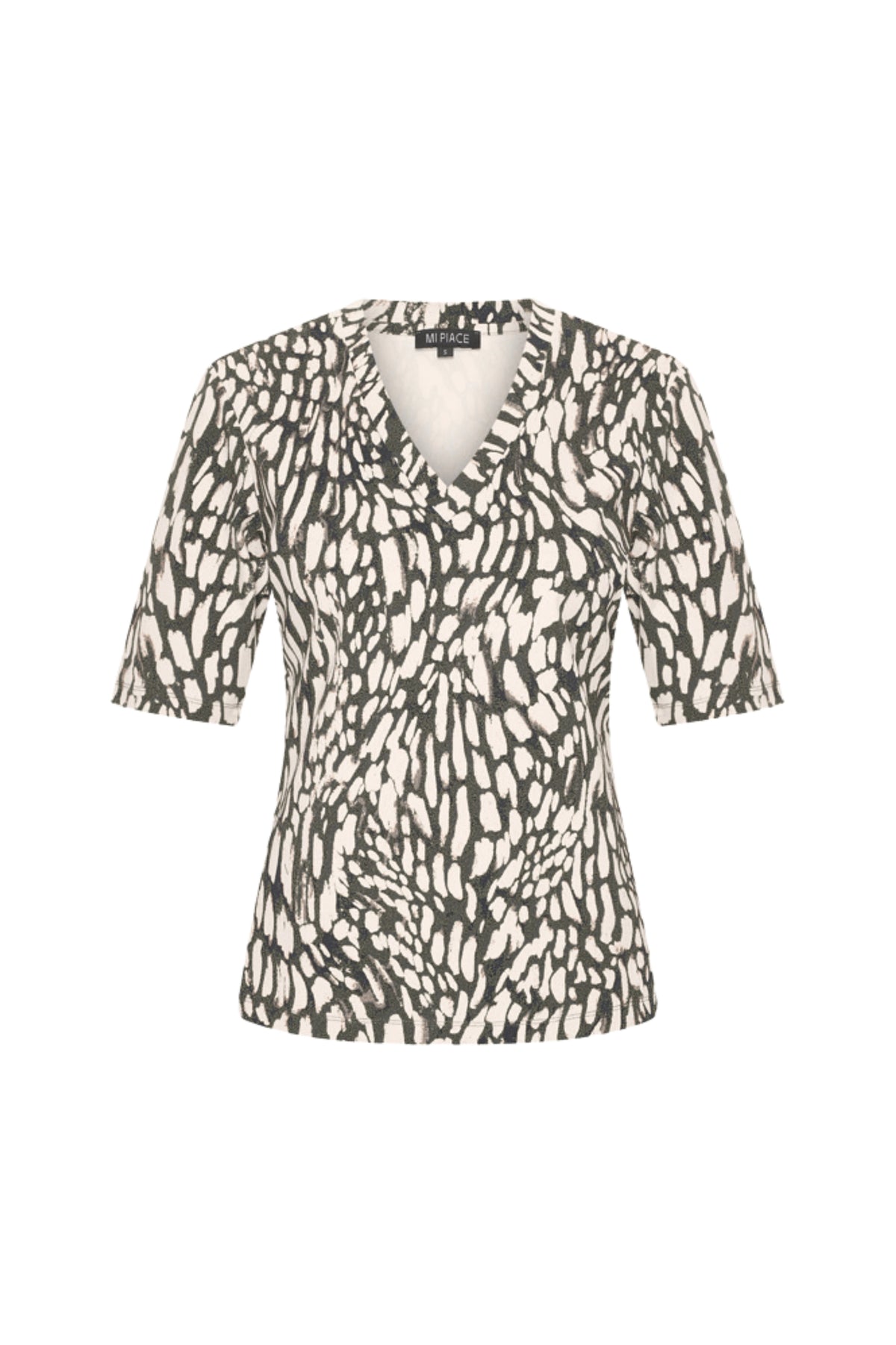 Mi Piace Travel Top met abstracte print en diepe kleuren, getoond op een model. Moderne, stijlvolle reisoutfit.