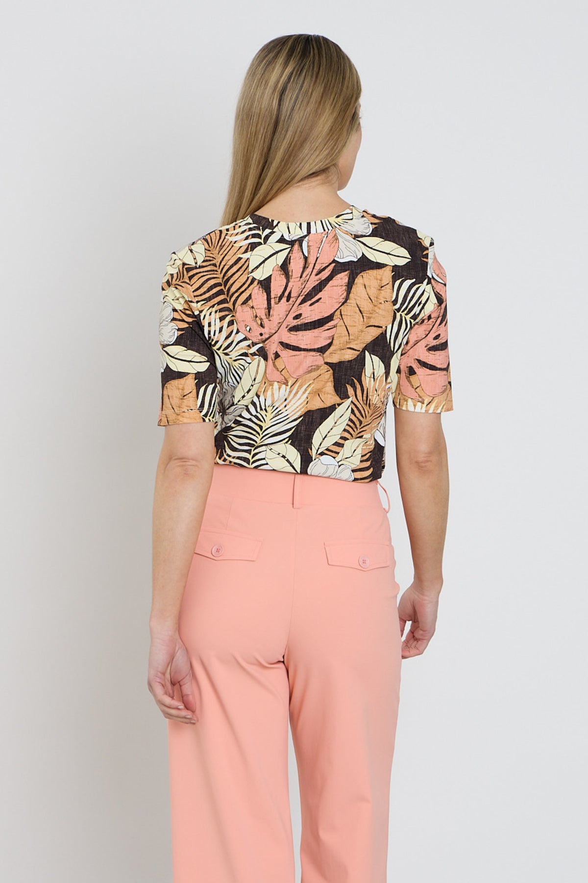 Mi Piace travel top met botanisch print in espresso kleur, lichte en ademende zomerblouse voor dames.
