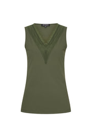 Diepe reis top van Mi Piace met diepe halslijn, gedragen door een persoon in een lichte blouse, close-up van de voorkant.