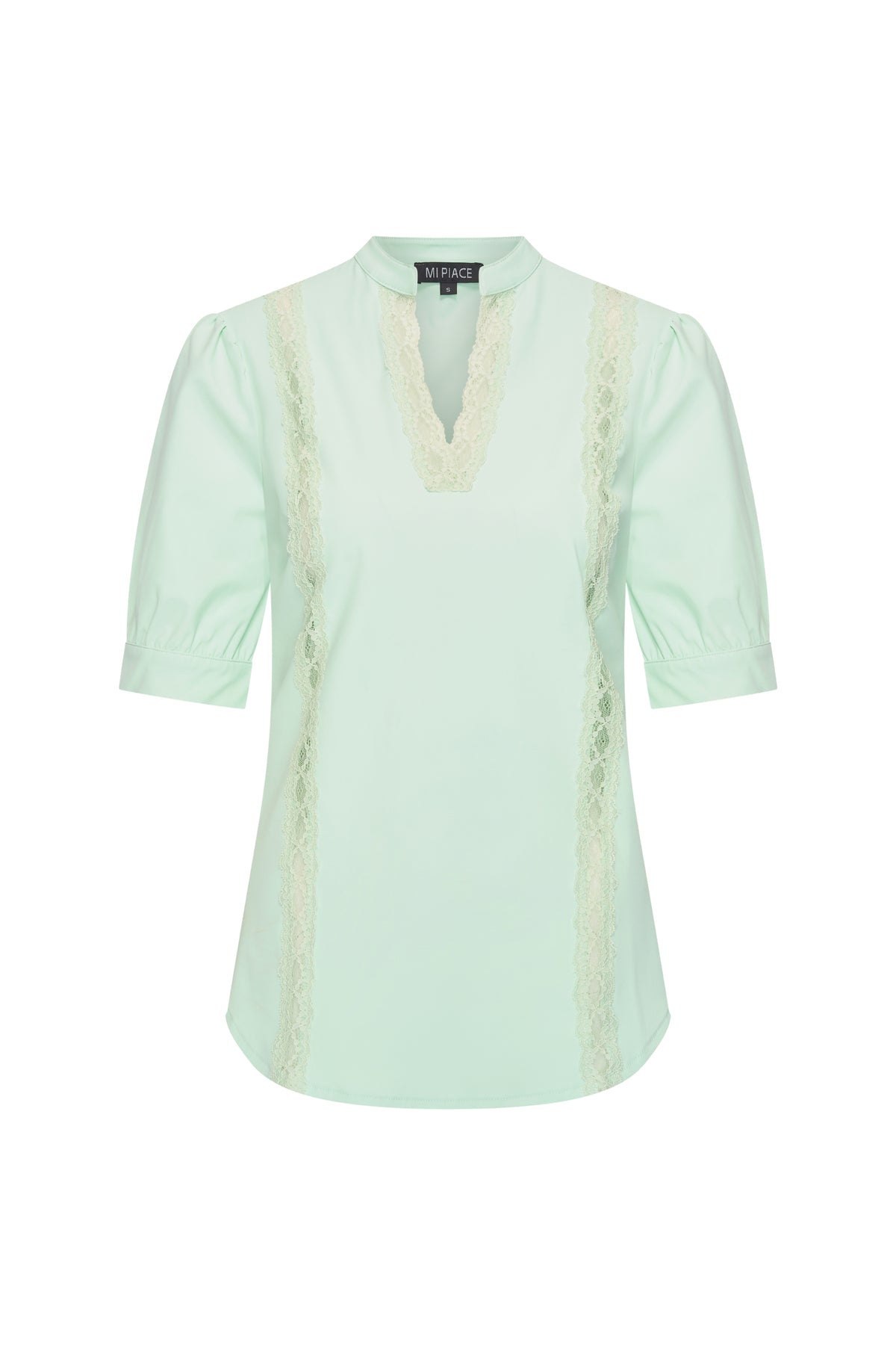 Lichtgroene lace travel top van Mi Piace, zacht en ademend, met delicate details en een comfortabele pasvorm.