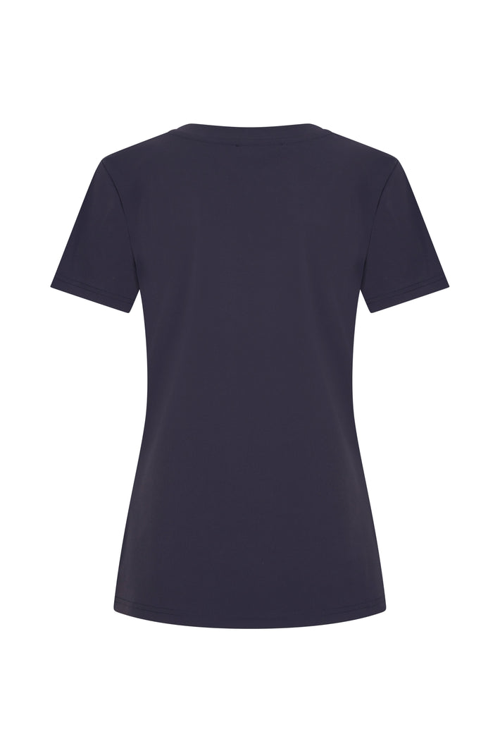 Navy blauwe Travel Top van Mi Piace, gekleed op een model, zichtbaar met comfortabele pasvorm en stijlvolle details.