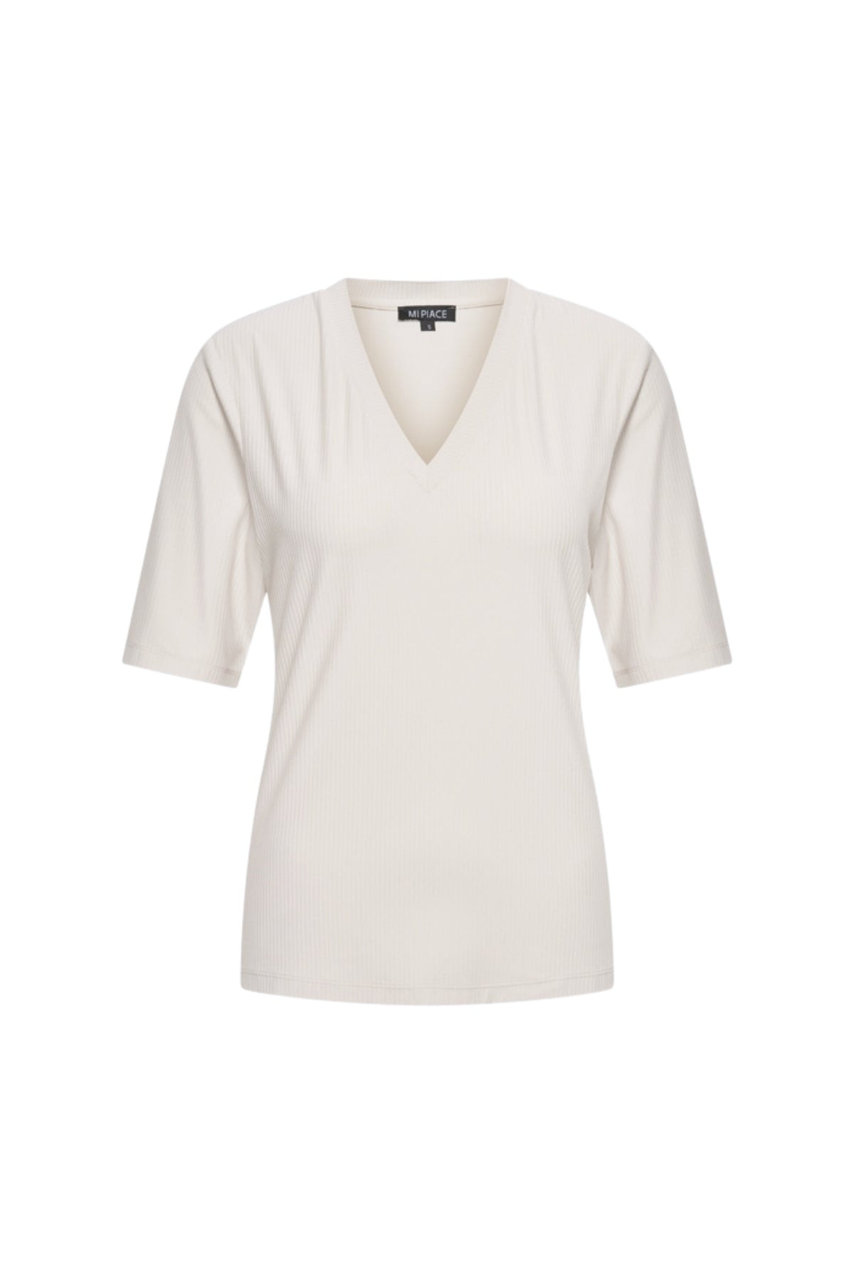 Ribbed Travel Top van Mi Piace, zichtbaar op de afbeelding, met een comfortabele, gestikte ribstructuur en stijlvolle pasvorm.