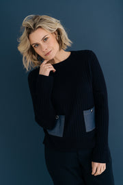 Donkerblauwe Maicazz & Zizo sweater Pess Navy met zachte stof en ronde hals, gedragen door een model.