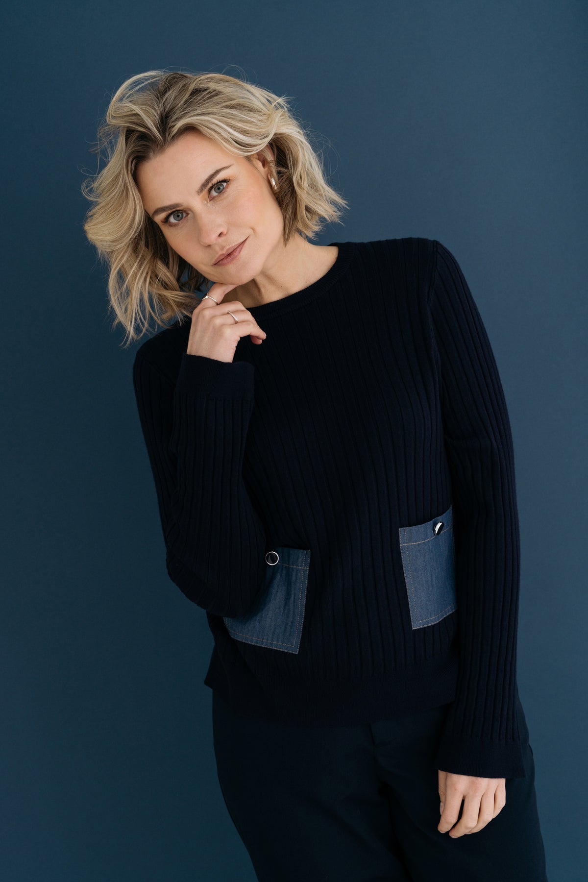 Donkerblauwe Maicazz & Zizo sweater Pess Navy met zachte stof en ronde hals, gedragen door een model.
