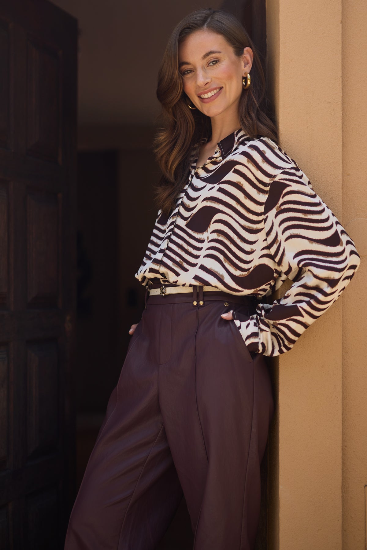 Nukus blouse Adora zebra in offwhite en kersenrode met print, korte mouwen en losse pasvorm, zichtbaar op de afbeelding