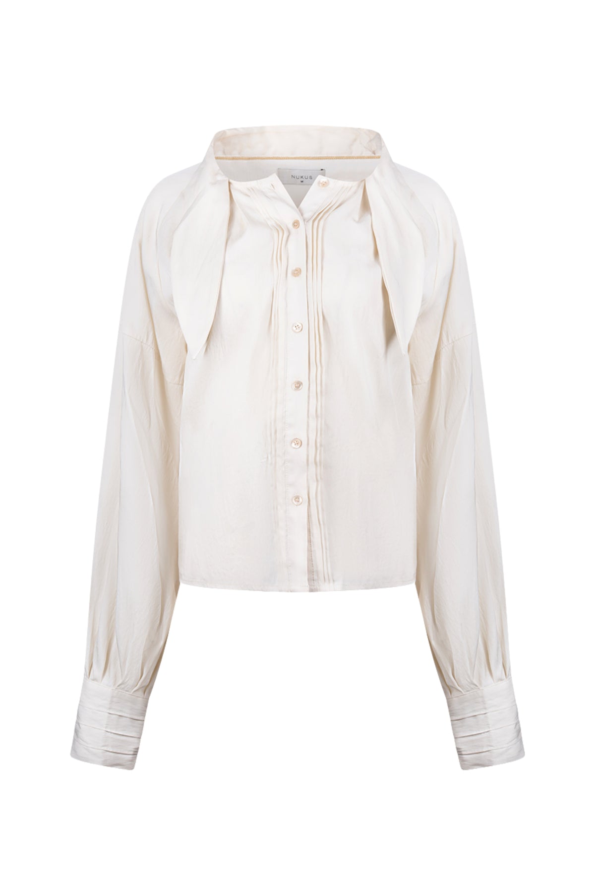 Offwhite blouse Alexandra van Nukus met losse pasvorm en lange mouwen, zichtbaar in de afbeelding.