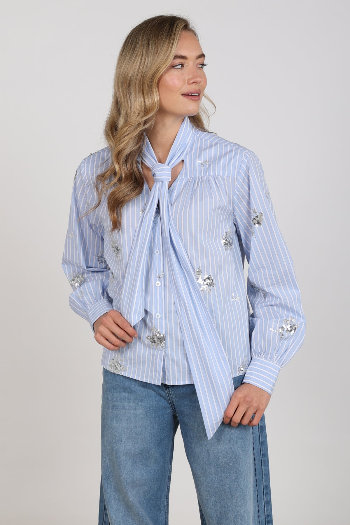 Nukus blouse Aliana Stripe Paillet Sky in offwhite met strikpatroon en glinsterende details, korte mouwen, elegante uitstraling