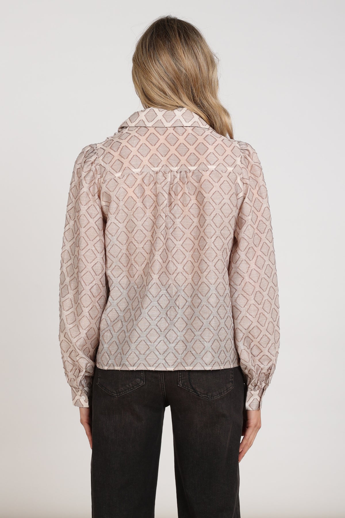 Lichte sandkleurige blouse Antonella van Nukus met patroon en lange mouwen, ideaal voor een casual of chique look.
