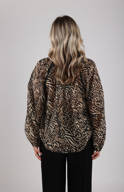 Nukus Blouse Yoni Black Sand NKS02092 Stretchshop.nl