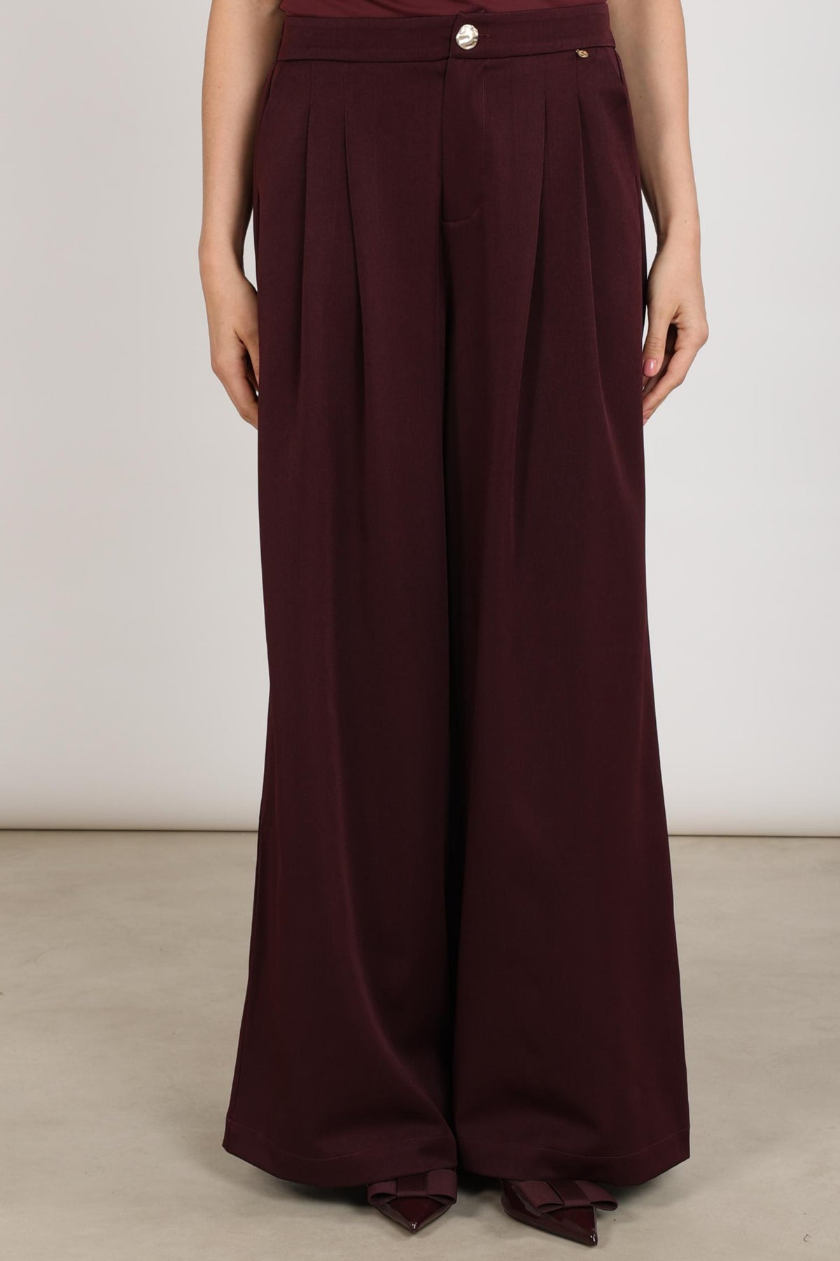 Nukus Broek Bodine Cherry met elastische taille en comfortabele pasvorm, geschikt voor casual en dagelijkse stijl.