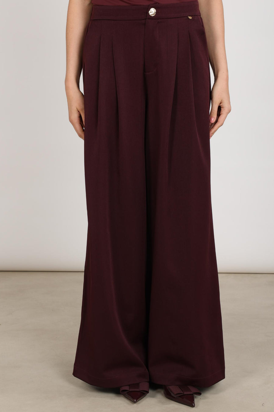 Nukus Broek Bodine Cherry met elastische taille en comfortabele pasvorm, geschikt voor casual en dagelijkse stijl.