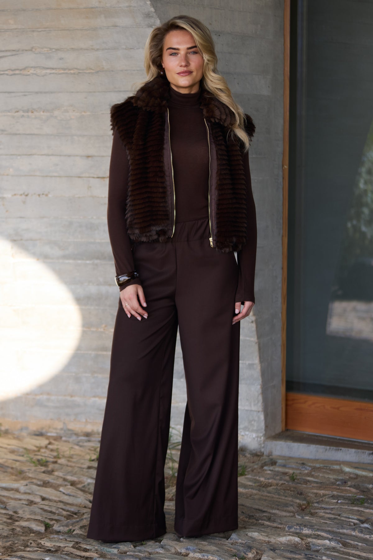 Nukus Lieve chocolade broek met comfortabele pasvorm en elastische taille, zichtbaar in de afbeelding.