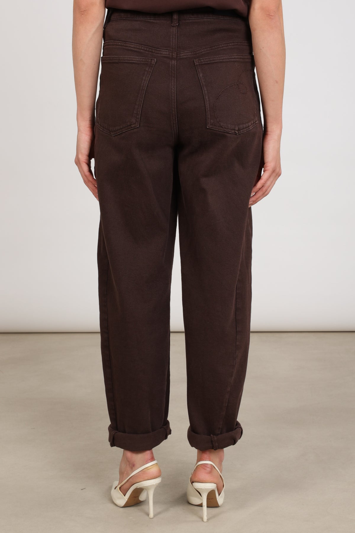Nukus Petra Chocolate jeans voor dames, rechte pasvorm met donkere chocolade kleur, zichtbaar in de afbeelding.