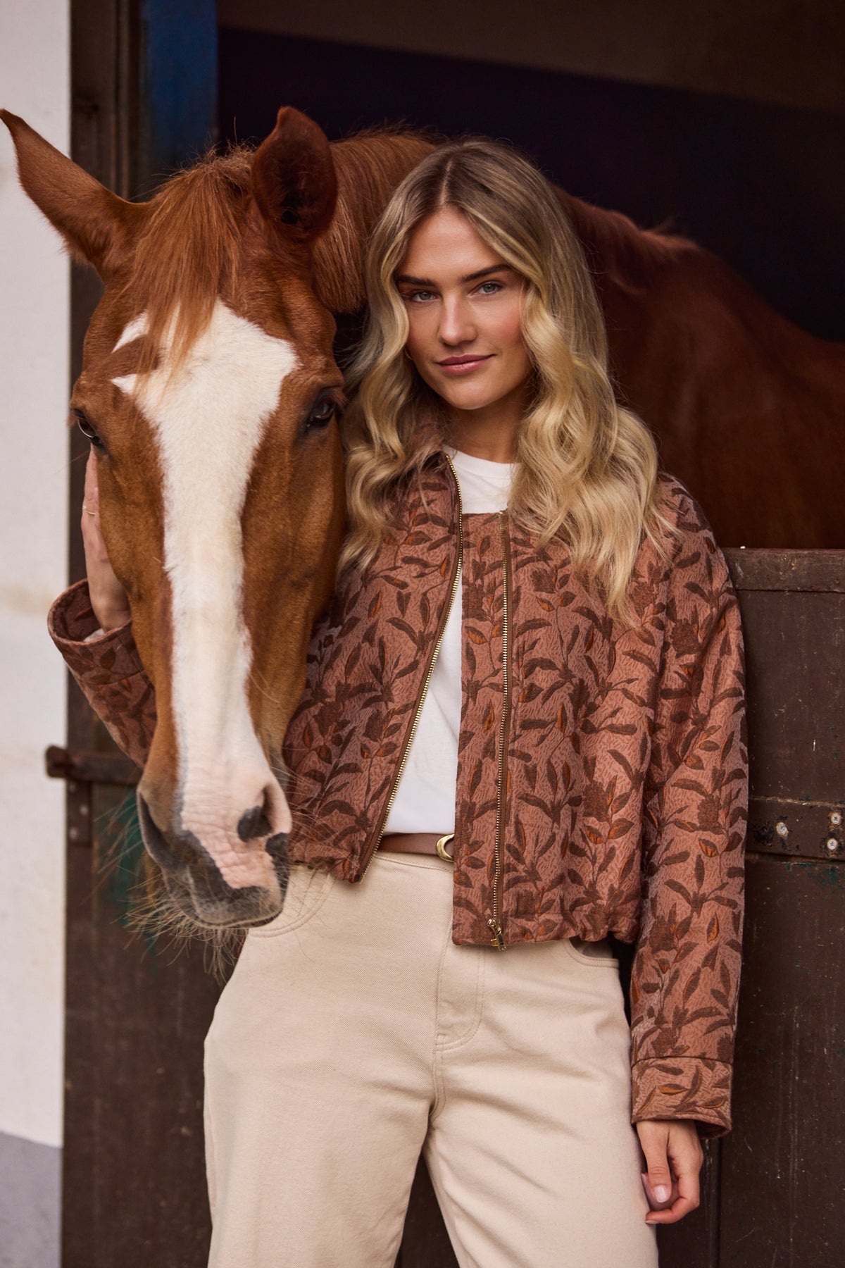 Nukus Daisey Flower Toffee jas voor dames met bloemenprint en comfortabele pasvorm, zichtbaar op de afbeelding.