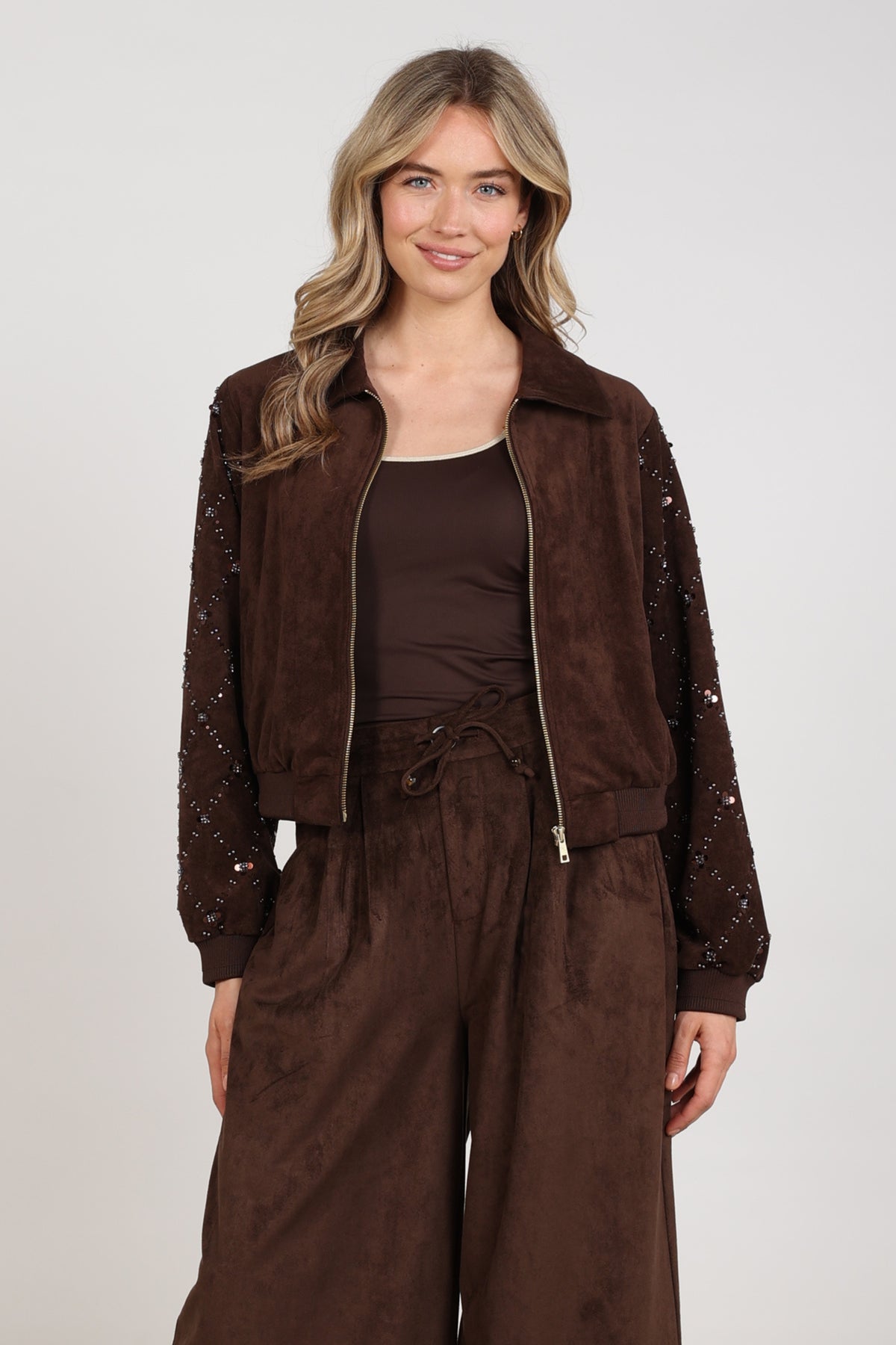 Donkerbruine suède jas met Daisy-details van Nukus, modieus en comfortabel voor dames.