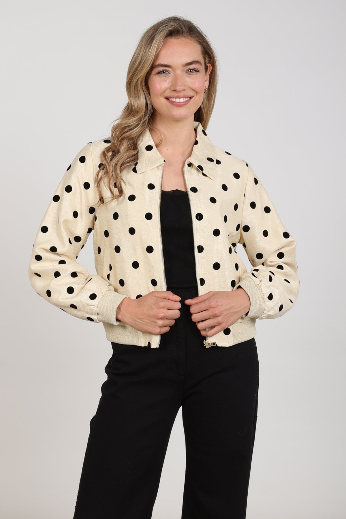 Nukus Noa Dots jas in offwit en zwart met stippen, korte bomberstijl met ritssluiting en elastische boorden.