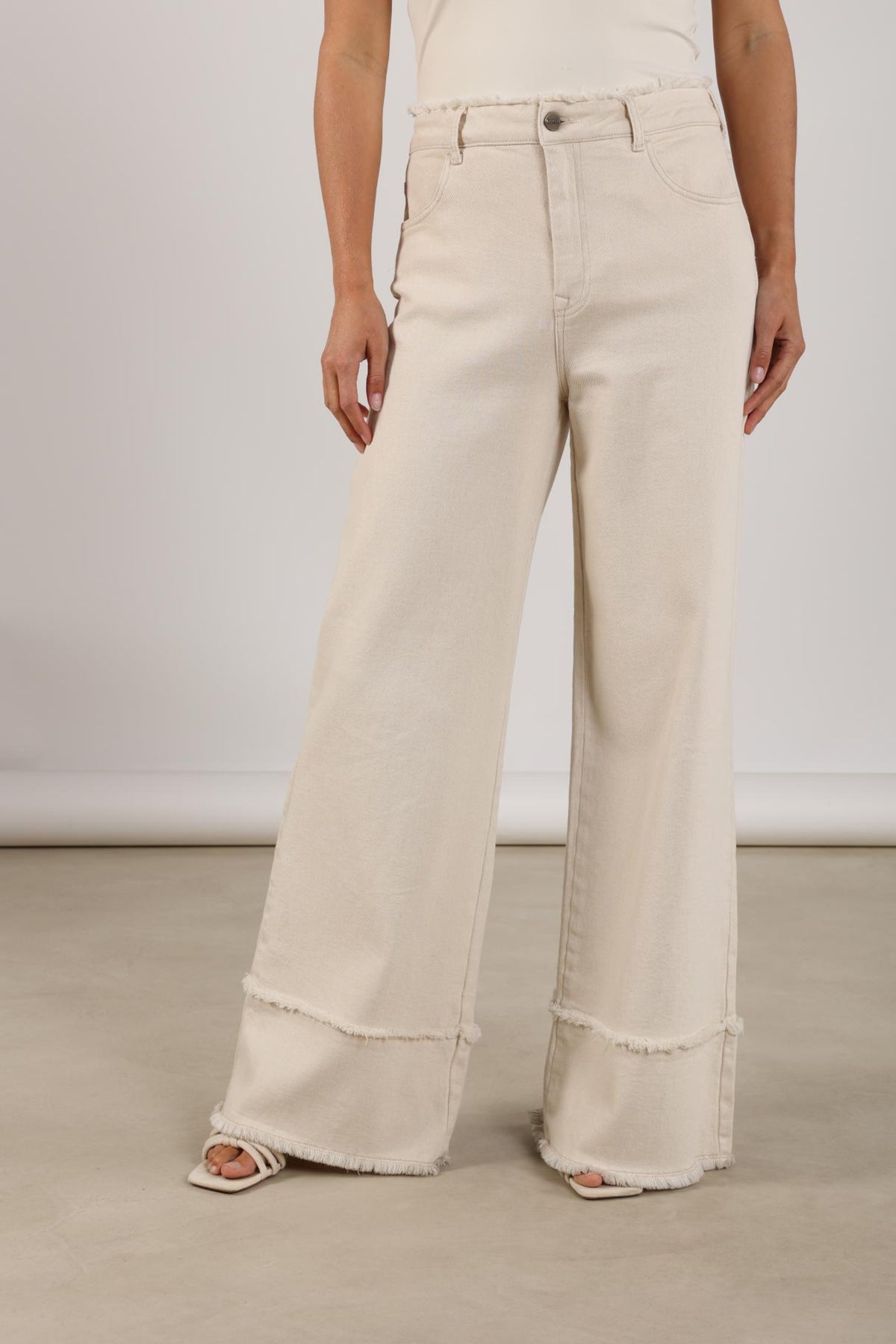 Lichte offwhite jeans Shay met ruches van Nukus, casual stijl met details en comfortabele pasvorm op de afbeelding.