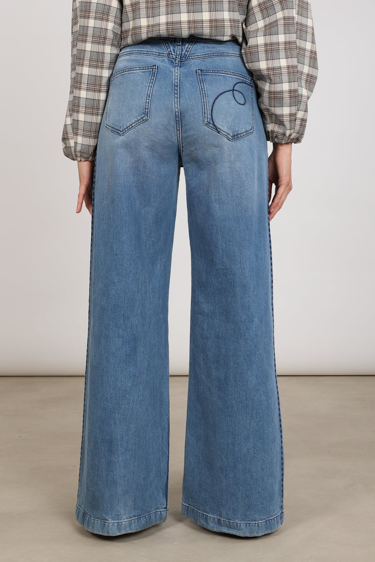 Nukus Stevi jeans met blauwe denim en borduursel, comfortabel en trendy voor dames, met een casual pasvorm.