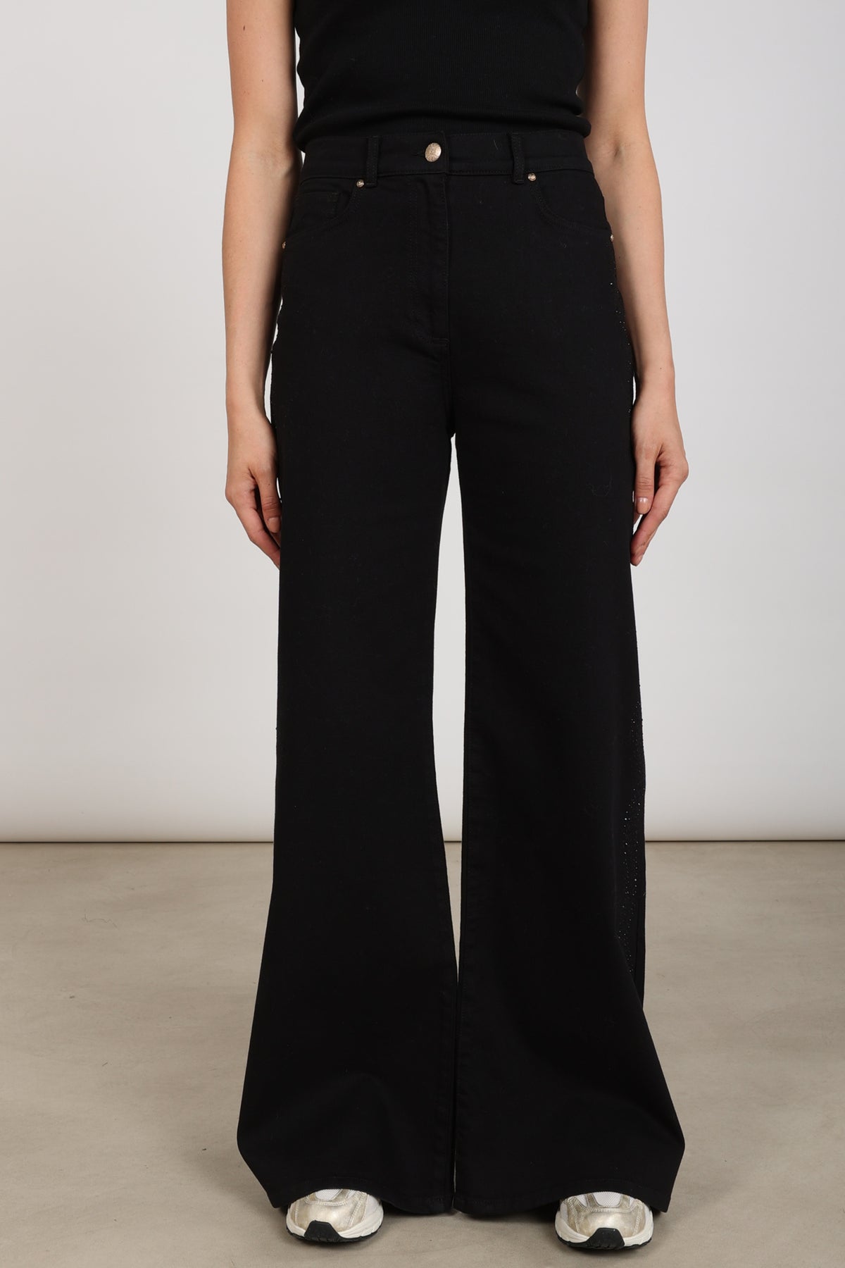Zwarte jeans Tessa met strass details van Nukus, casual pasvorm en stijlvolle uitstraling, zichtbaar in de afbeelding.